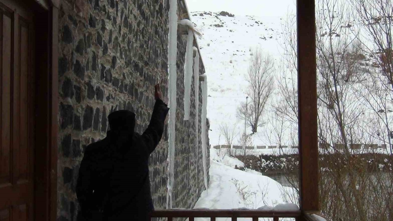 Kars eksi 15’i gördü: Çatılarda 3 metrelik buz sarkıtları oluştu