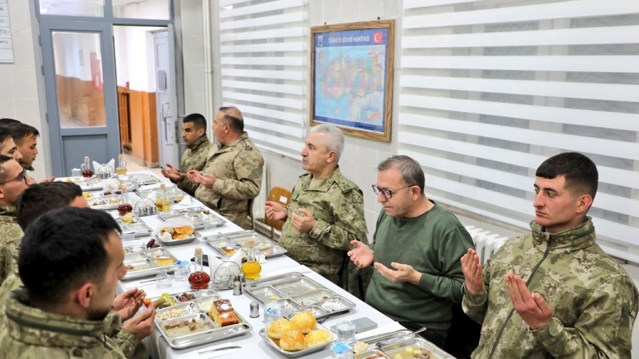Kars Valisi Polat, iftarını sınırda Mehmetçik ile açtı