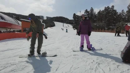 Kars’ta bahar ortasında kayak keyfi: Çam ormanları arasındaki kayak merkezi havadan görüntülendi