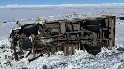 Kars’ta kamyon şarampole devrildi: 1 yaralı