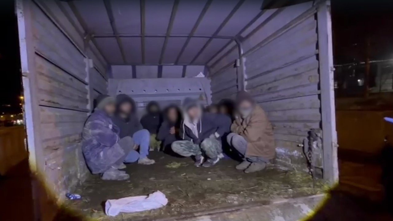 Kars’ta kamyonet kasasından 12 kaçak göçmen çıktı: 4 organizatör tutuklandı