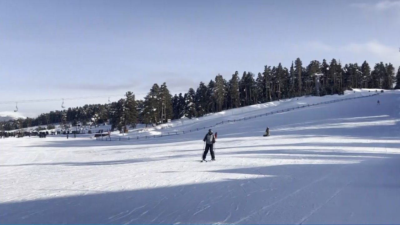Kars’ta kayak sezonu Nisan’a uzadı