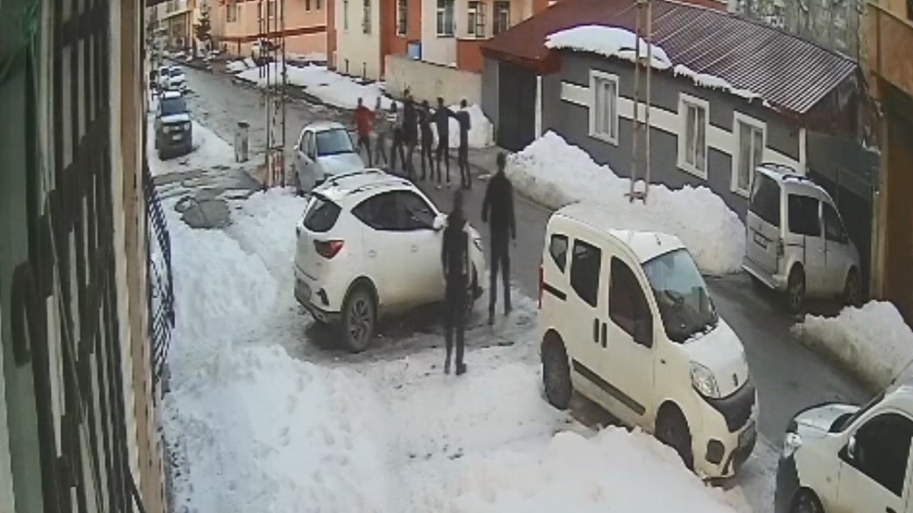 Kars’ta silahlı sopalı kavga güvenlik kamerasında: 2 yaralı