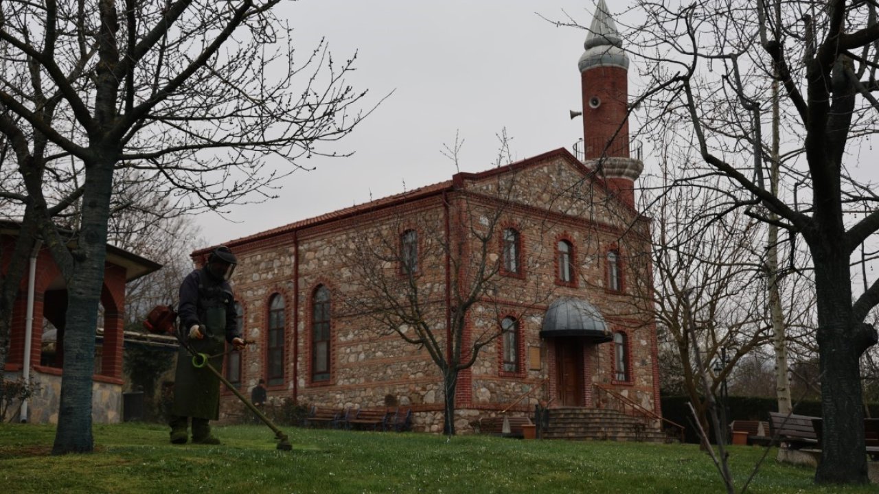 Kartepe’de bayram öncesi camilerde temizlik çalışması yapıldı