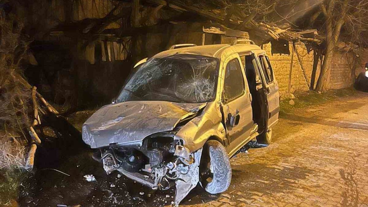 Kastamonu’da hafif ticari araç taşa çarptı: 1 yaralı
