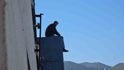 Kavalı alınan sokak sanatçısı çatıya çıktı