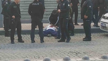 Kendisine istismarda bulunduğunu iddia ettiği şahsı adliye önünde kalbinden bıçakladı