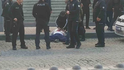 Kendisine istismarda bulunduğunu iddia ettiği şahsı adliye önünde kalbinden bıçakladı