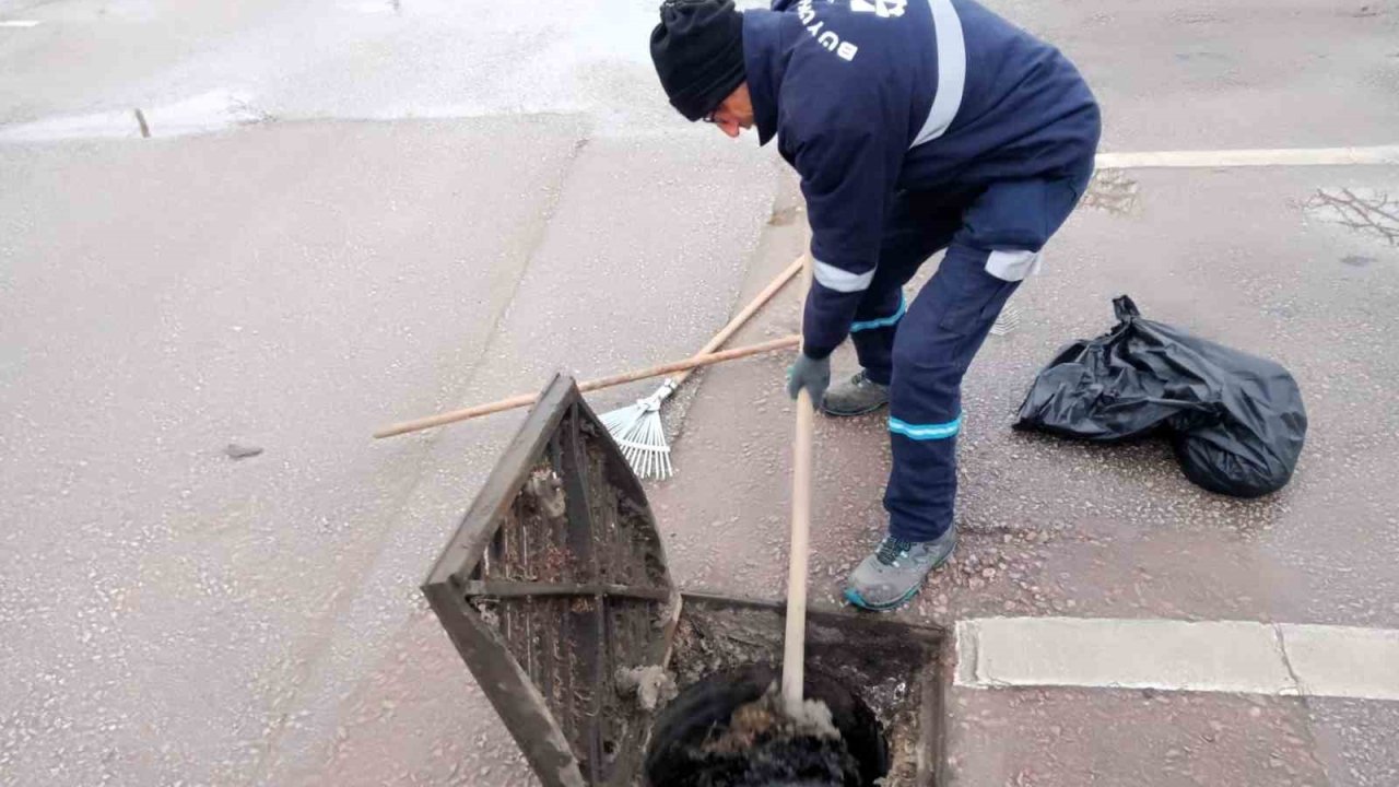 Kocaeli’de su baskınlarına karşı mazgal ve menfez temizliği aralıksız sürüyor