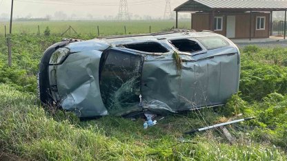 Kontrolden çıkan hafif ticari araç takla attı, sürücü yaralandı