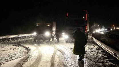Kop Dağı Geçidi’nde kar ve tipi ulaşımı aksattı