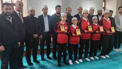 Küçük hafızlar plaket ile ödüllendirildiler