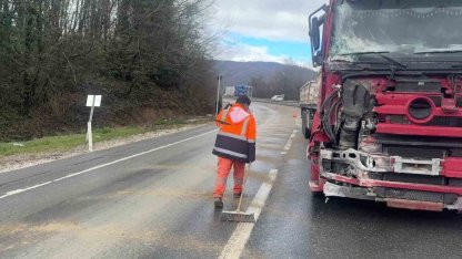 Makaslayan tır kara yolunu kapattı