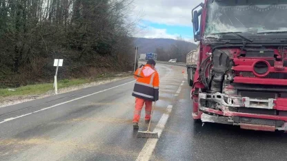 Makaslayan tır kara yolunu kapattı