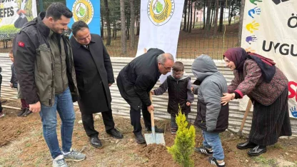 Minik eller fidanları toprakla buluşturdu