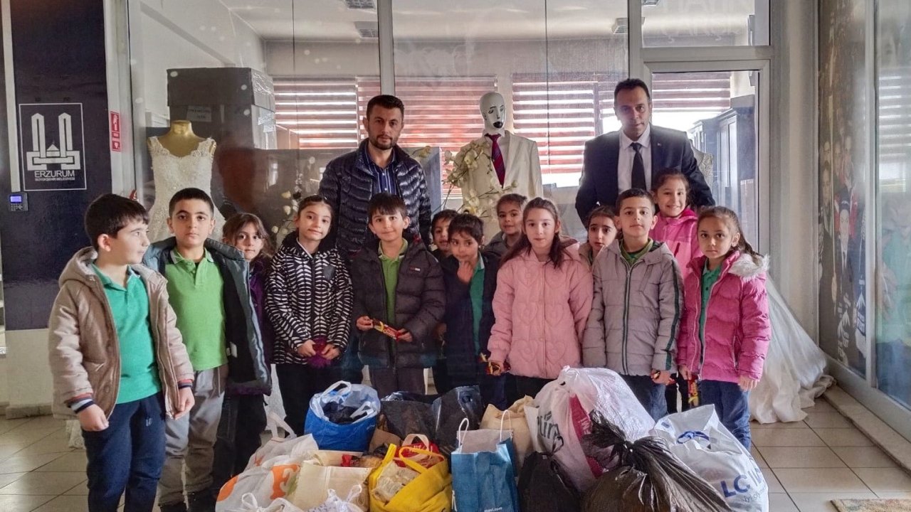 Öğrencilerden Hayır Çarşısı’na gıda bağışı