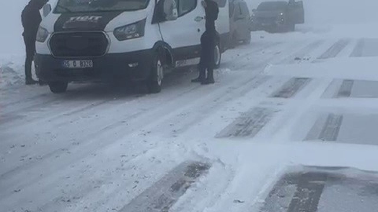 Palandöken geçidinde kar ve tipi nedeniyle onlarca araç mahsur kaldı