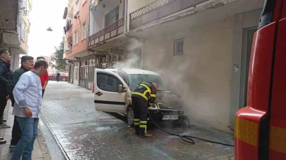 Park halindeki otomobilde çıkan yangın söndürüldü