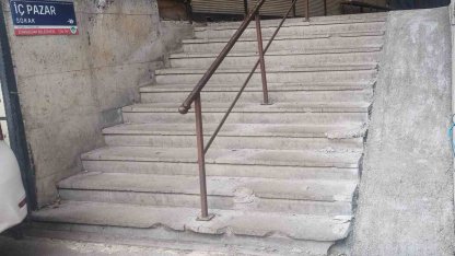 Pazar yerine yapılan engelli rampaları tepki çekti