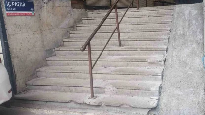 Pazar yerine yapılan engelli rampaları tepki çekti