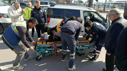 Refüje çarpan otomobil yan yattı: 1 yaralı