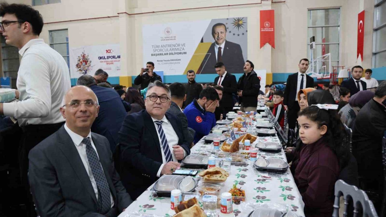 Rektör Özölçer, iftar buluşmasında öğrencilerle bir araya geldi