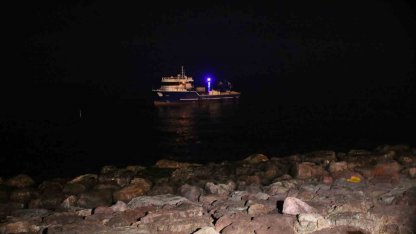 Rize’de kafes balıkçılığında kullanılan balıkçı motoru karaya oturdu