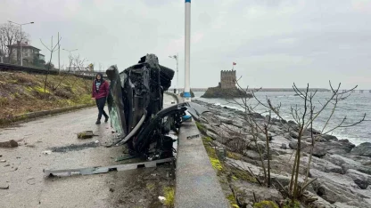 Rize’de takla atan otomobil beton bariyere çarparak denize uçmaktan kurtuldu