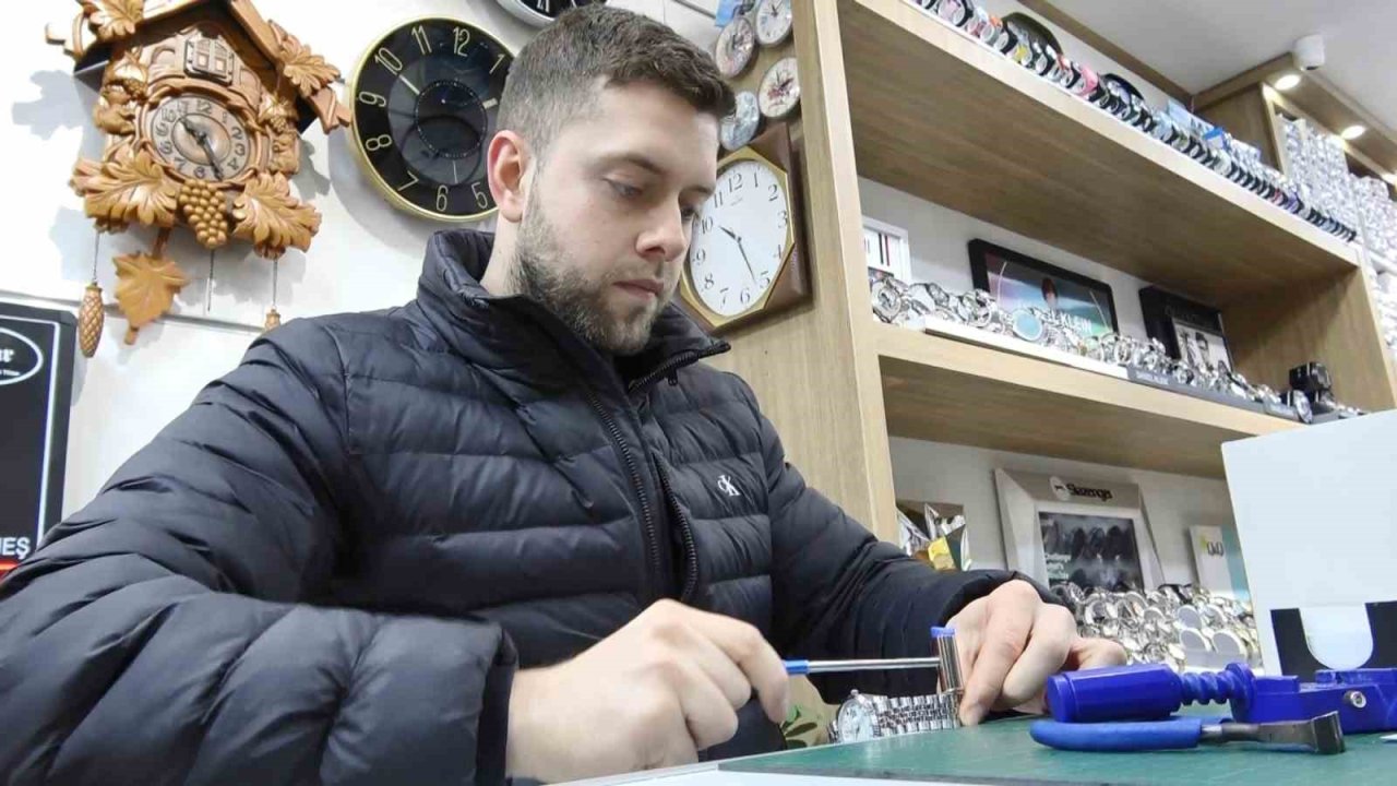 Samsun’un en genç saat tamircisi, zamana ayar veriyor