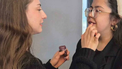 Soğan kabuğu ruj oldu: Çöpe gidecekken dudaklara sürüldü