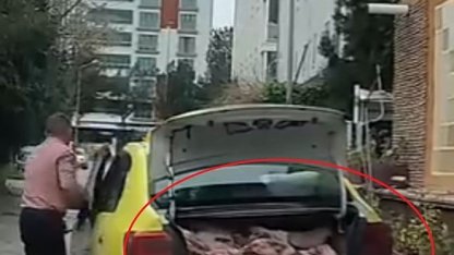 Taksinin bagajında uygunsuz şartlarda et sevkiyatı kameraya yansıdı