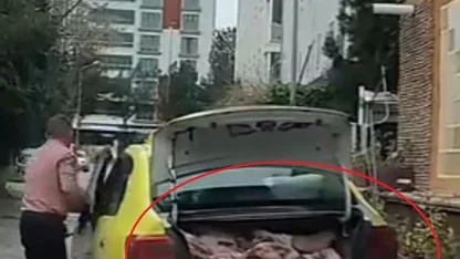 Taksinin bagajında uygunsuz şartlarda et sevkiyatı kameraya yansıdı