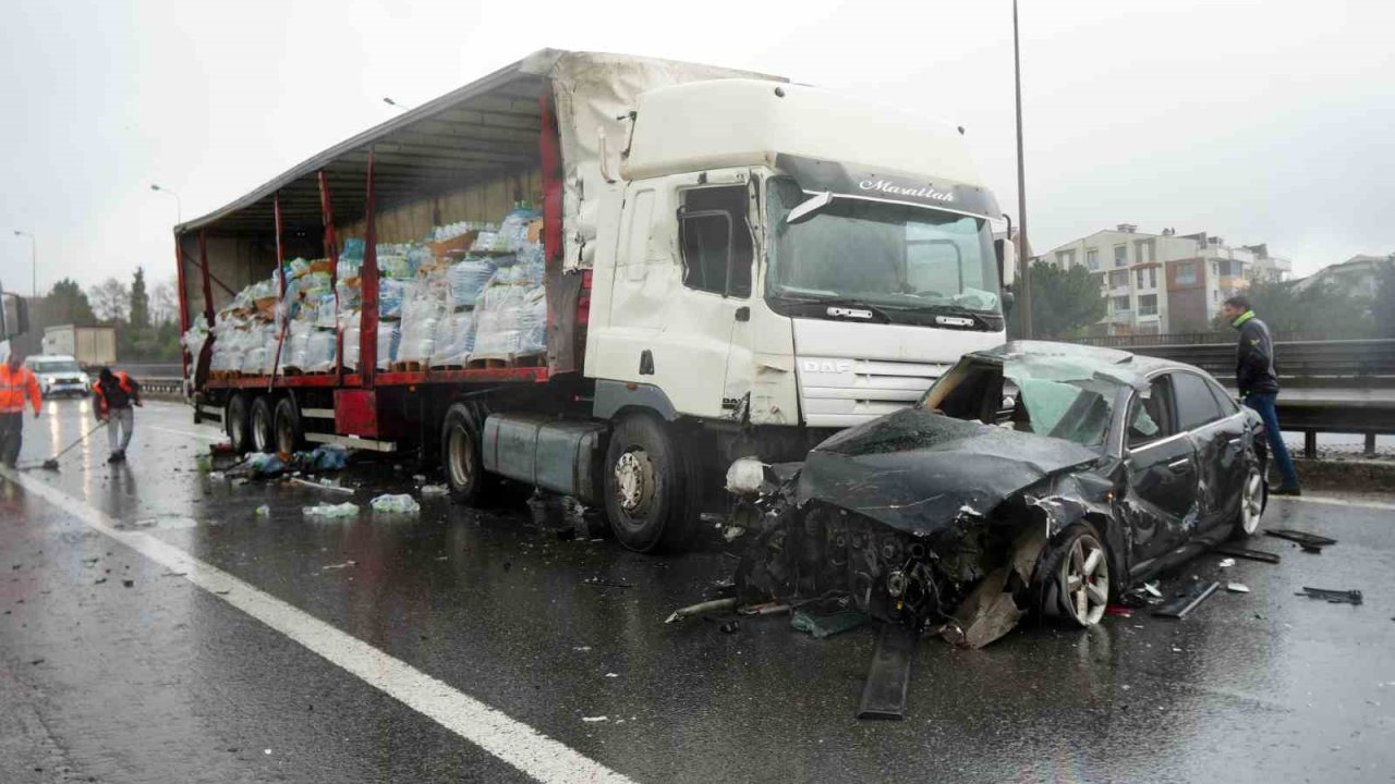 TEM’de 6 araç birbirine girdi: Tırda yüklü sular yola saçıldı