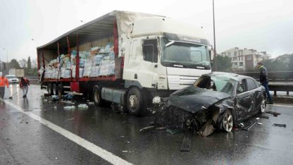 TEM’de 6 araç birbirine girdi: Tırda yüklü sular yola saçıldı