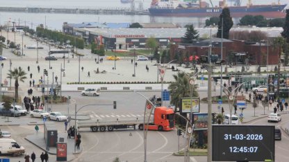 Tırdan trafiği tehlikeye düşüren hareket