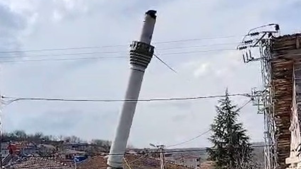 Tokat’ta depremde hasar alan cami minaresi kontrollü şekilde yıkıldı