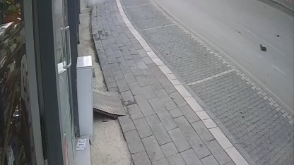 Tokat’ta otomobil markete girdi: 2 yaralı