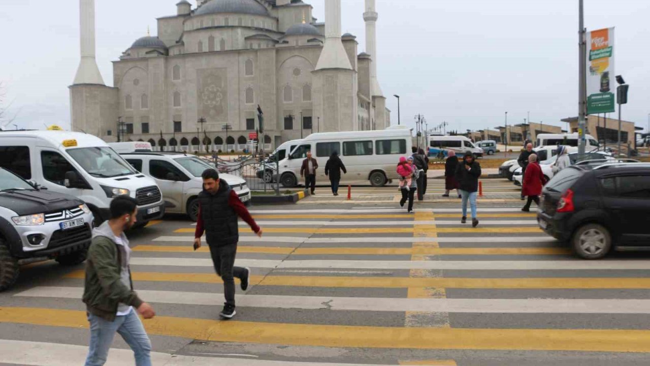 Üç şeritli yolda tehlikeli yaya geçidi korkutuyor
