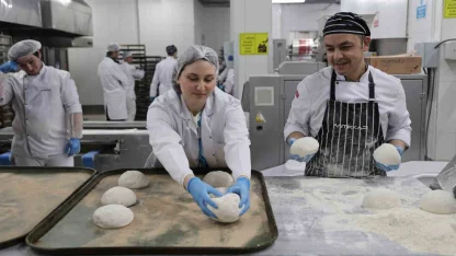 Üniversite öğrencileri kendi elleriyle yaptıkları pideleri iftar çadırında dağıttı