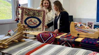 Üniversiteli öğrenciler geleneksel dokumayı yerinde öğrendi