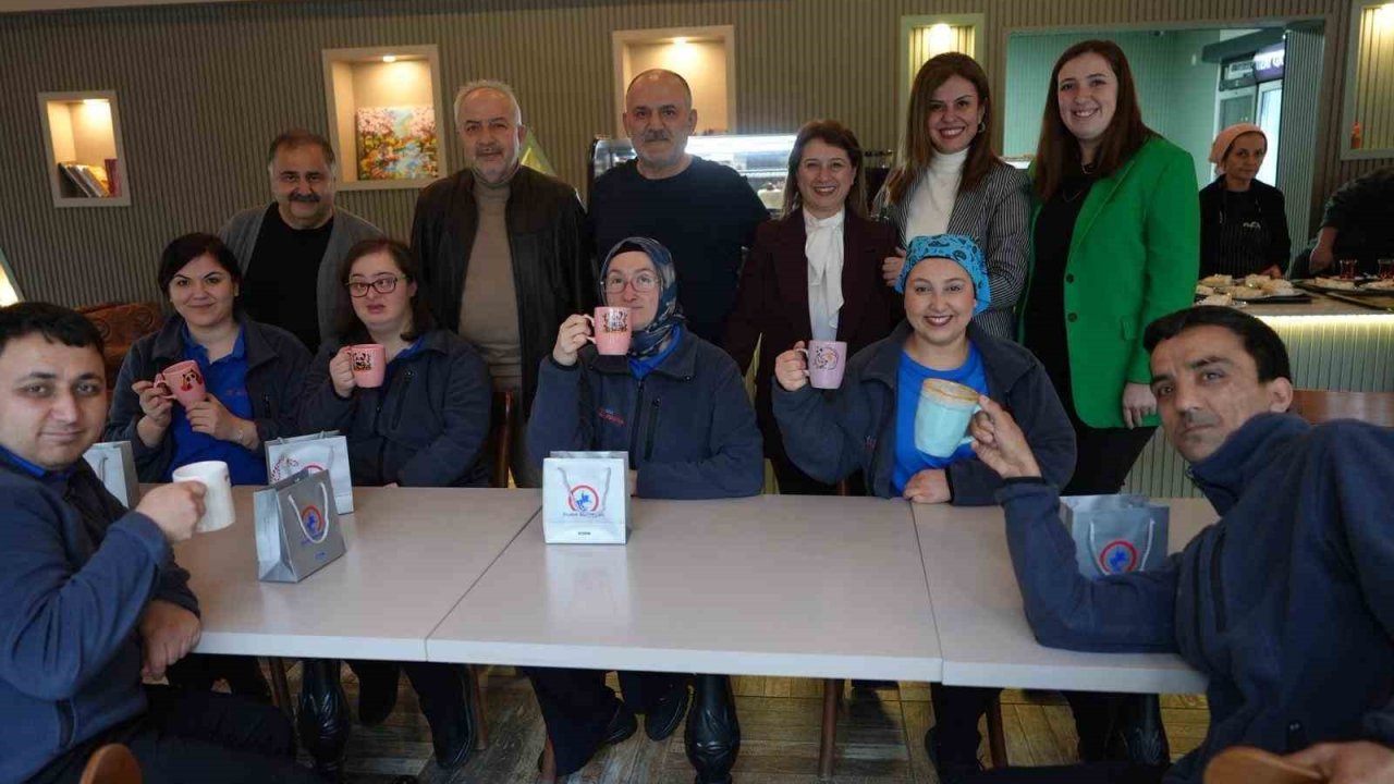 Ünlü oyuncu Çelebi down sedromlu bireylerin çalıştığı kafede