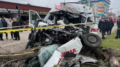 Vakaya giden ambulans kaza yaptı: 1 ölü, 3 yaralı