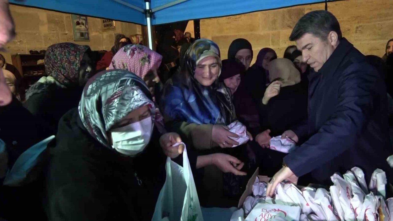 Vali Önder Bakan, cami bahçesinde ve kütüphanede vatandaşlara simit ile ayran dağıttı