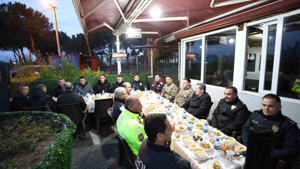 Vali Tavlı polis uygulama noktasında emniyet personeliyle iftar yaptı