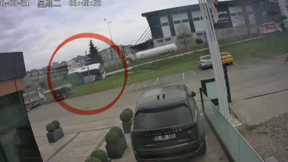 Yarışmadan dönen öğrencileri taşıyan aracın kaza anı güvenlik kamerasına yansıdı