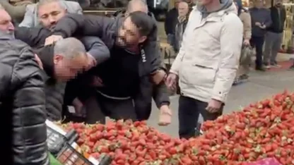 Zabıtaya tekme tokat saldırı: Seyyar satıcı ortalığı karıştırdı