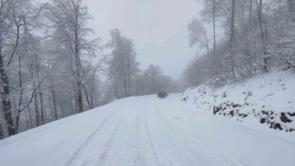 Zirvede kar eğlencesi: Bidonlarla kaydılar, traktörle kızak çektirdiler