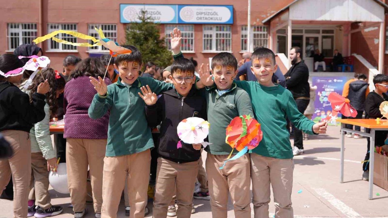 23 Nisan coşkusu köy okuluna taşındı