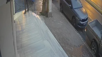 4 araca çarptı, hızını alamayıp markete daldı