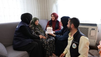 92 yaşındaki çınara doğum günü sürprizi